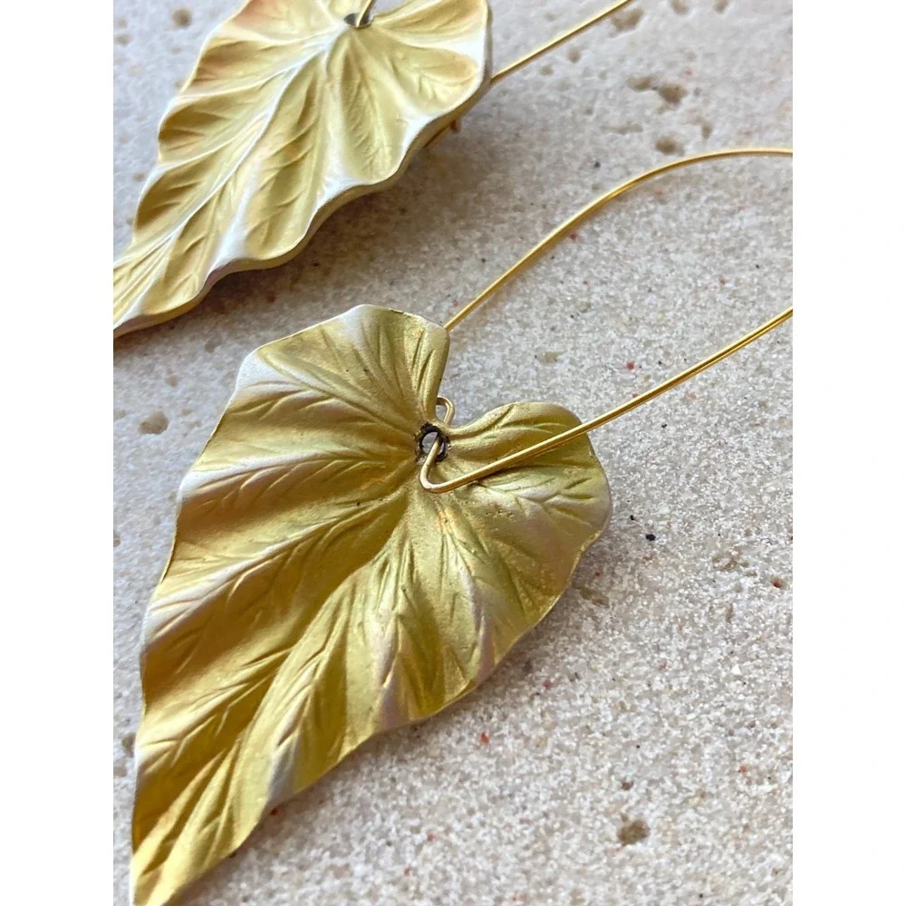 Gold Tone Leaf Dangle Earrings Tarnished Kidney Wire Botanical‎ Nature Statement